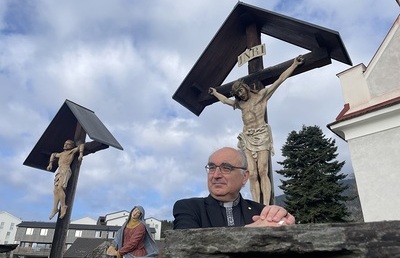 Diözesanbischof Wilhelm Krautwaschl am Karfreitag 2026 am Kreuzweg in St. Radegund.