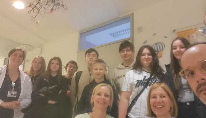 Besuch der Firmlinge auf der Frühgeborenenstation in Graz: Ein Ort der Hoffnung